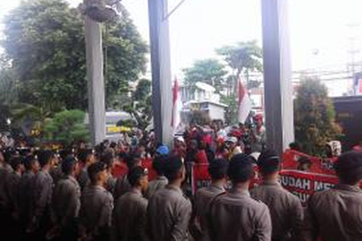 Massa pendukung Polri dari Solidaritas Masyarakat Bekasi berunjuk rasa di Pengadilan Negeri Jakarta Selatan, Jumat (13/2/2015).