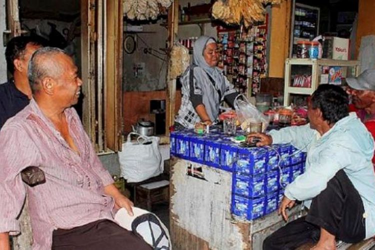 Warung kopi milik Susanti (38, berhijab), yang menjadi satu dengan warung internet dan tempat menjahit pakaian, di Jalan Diponegoro, Lawang, Kabupaten Malang, Jawa Timur, ramai oleh tukang ojek yang menunggu penumpang, Minggu (3/4) siang, Susanti merupakan agen Laku Pandai yang sukses, memiliki lebih dari 200 nasabah, yang sebagian di antaranya merupakan tukang ojek tersebut.