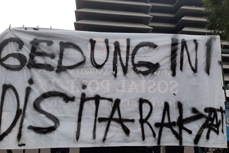 aksi solidaritas untuk Wadas kembali melakukan aksi demonstrasi di depan kantor Gubernur Jawa Tengah, Kamis (31/3/2022).