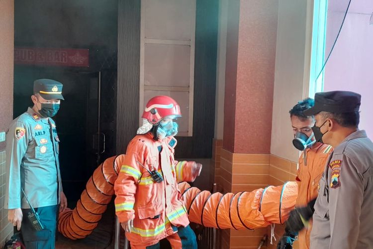 Petugas melakukan penyedotan asap karena kebakaran di Java Inn Lounge and Bar