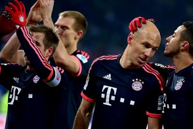 Arjen Robben bersama rekan-rekannya merayakan kemenangan Bayern Muenchen di kandang Hamburg, Jumat (22/1/2016).