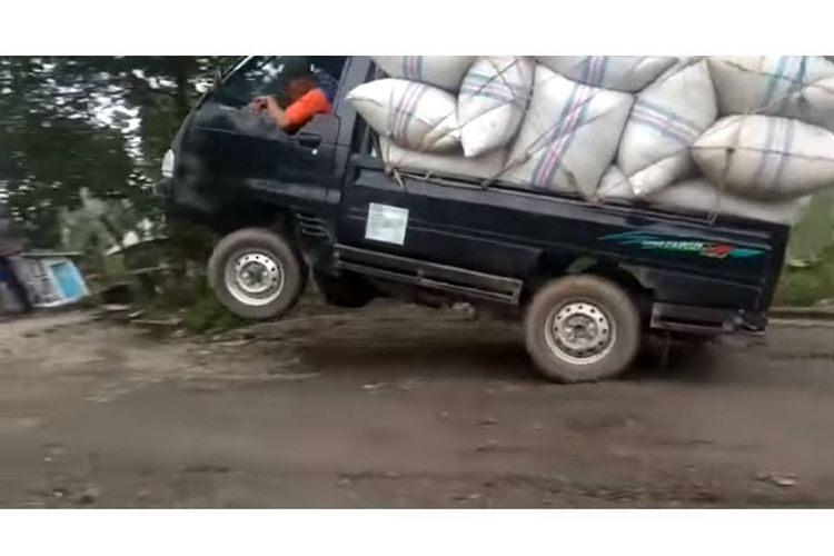 Tangkapan layar video video yang menampilkan mobil pikap standing hingga akhirnya terbalik di Tegal, Rabu (17/2/2021).