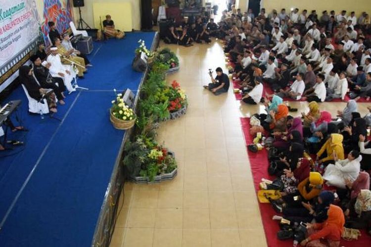 Bupati Purwakarta Dedi Mulyadi menyebarkan virus pendidikan vokasional yang diterapkan pada daerahnya. Dia berbagi kebijakan anti-mainstream itu kepada ratusan guru anggota PGRI Cirebon, Jawa Barat.
