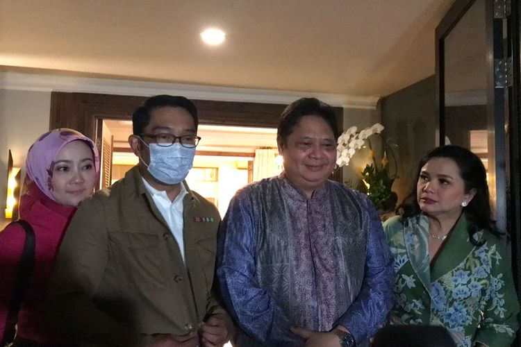 Gubernur Jawa Barat Ridwan Kamil dan Ketua Umum Partai Golkar Airlangga Hartarto ditemui di Rumah Dinas Airlangga di Jalan Widya Candra Jakarta Selatan, Minggu (15/5/2022).