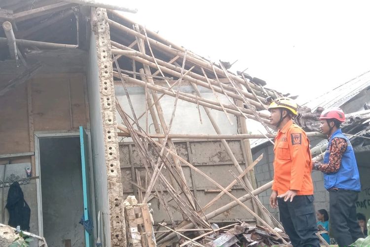 Petugas Penanggulangan Bencana Kecamatan (P2BK) mengecek rumah ambruk di Desa Cibunarjaya, Kecamatan Ciambar, Sukabumi, Jawa Barat, Kamis (8/12/2022).