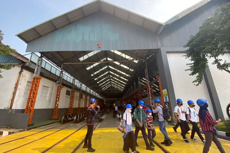 Pengunjung yang melihat workshop perawatan kereta api saat Open House Balai Yasa Manggarai, Jakarta Selatan, Selasa (27/9/2022). 