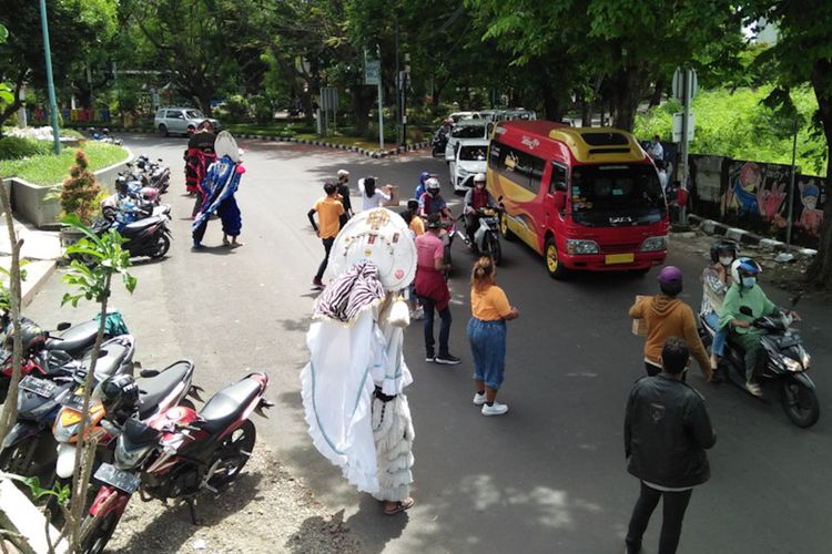 Aksi penggalangan donasi untuk warga korban erupsi Gunung Semeru, yang dilakukan para pekerja seni di sekitar bundaran GKB, Rabu (22/12/2021).