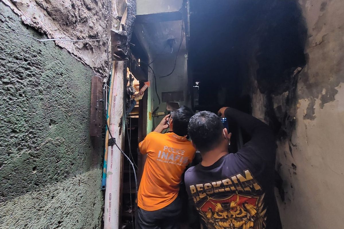 Sebuah rumah tinggal sekaligus warung nasi di Jalan Tomang Banjir Kanal 12, Tomang, Grogol Petamburan, Jakarta Barat, dilanda kebakaran pada Senin (6/6/2022).