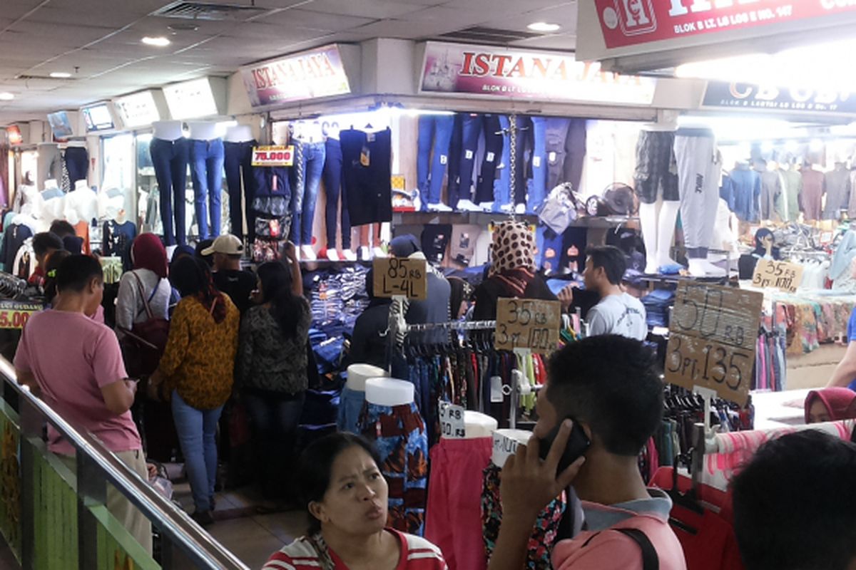 Suasana di pusat perbelanjaan Blok B Pasar Tanah Abang, Jakarta Pusat, Minggu (28/5/2017).