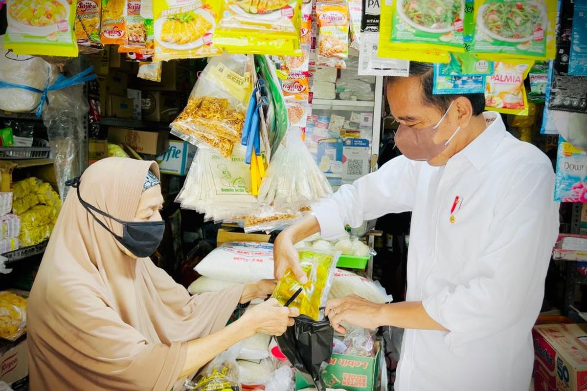 Presiden Jokowi mengecek langsung ketersediaan minyak goreng di sejumlah lokasi pasar dan toko swalayan, di DIY, Minggu (13/03/2022) pagi.
