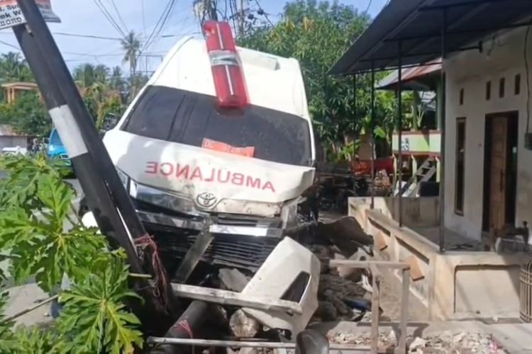 mbulance Tabrak Lampu Trafick Light dan 3 Tiang Provider Telekomunikasi *** Local Caption *** mbulance Tabrak Lampu Trafick Light dan 3 Tiang Provider Telekomunikasi
