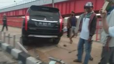 Detik-detik Pajero Sport Tabrak 2 Motor dan 1 Mobil di Jembatan Ampera