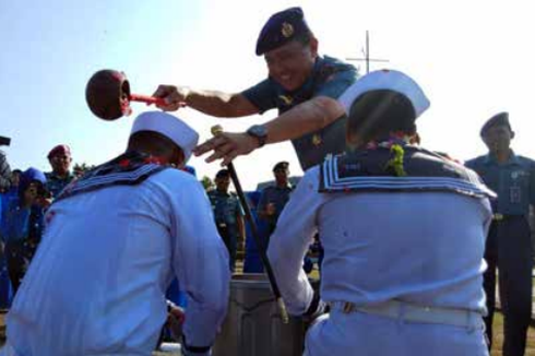 Mengenal Tradisi Voor den Boeg, Penghormatan untuk Merayakan Perubahan Strata Kepangkatan di TNI AL