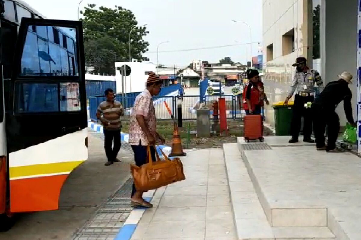 Suasana di Terminal Bus Tipe IA Blitar pada hari keenam lebaran, Sabtu (7/5/2022)