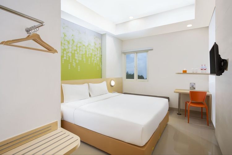 Kamar di Hotel Zest Parang Raja Solo, harga sewa mulai dari Rp 290.000 per malam.