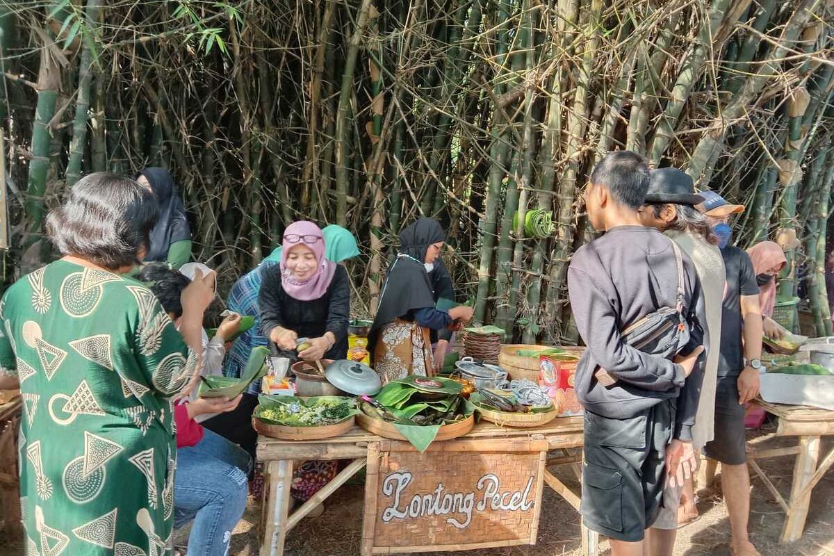 Suasana Pasar Barongan Kali Gunting di Desa Mojotrisno, Kecamatan Mojoagung, Kabupaten Jombang, Jawa Timur.