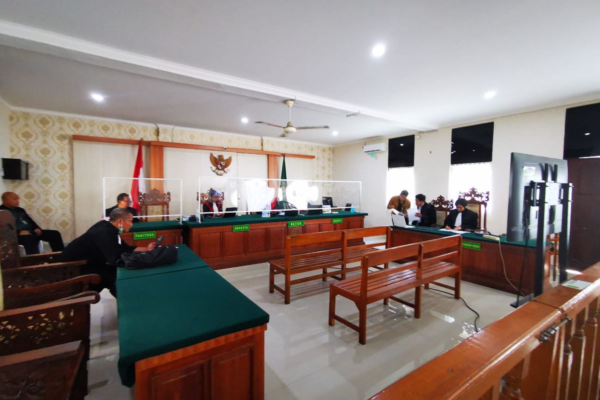 Suasana sidang putusan terhadap warga negara Brazil, Manuela Vitoria De Araujo Farias (19), yang berlangsung secara daring di Pengadilan Negeri Denpasar, Bali, pada Kamis (8/6/2023). Manuela divonis pidana penjara 11 tahun dan denda Rp 1 miliar subsidair atas kasus penyelundupan kokain seberat 3,9 kilogram ke Bali. Kompas.com/ Yohanes Valdi Seriang Ginta