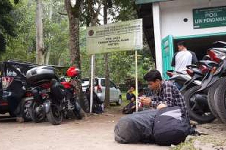 Suasana di Pos Pendakian Gunung Arjuno-Welirang di kawasan Tretes, Kecamatan Prigen, Kabupaten Pasuruan, Jawa Timur, Kamis (5/5/2016). Pada hari pertama libur panjang ini, Gunung Arjuno-Welirang banyak dikunjungi pendaki