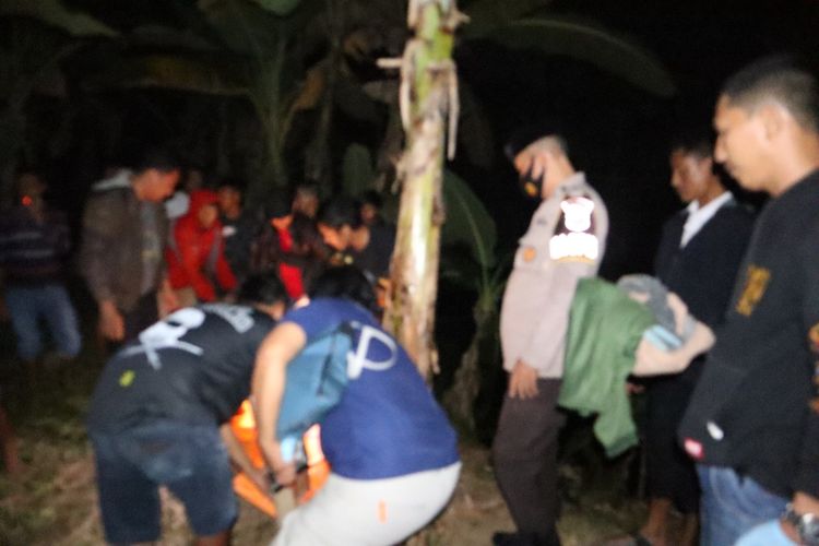 Aparat kepolisian dibantu sejumlah warga melakukan evakuasi jasad seorang pedagang kerupuk yang ditemukan tewas tenggelam di sungai, Kabupaten Gowa, Sulawesi Selatan. Senin, (29/8/2022).