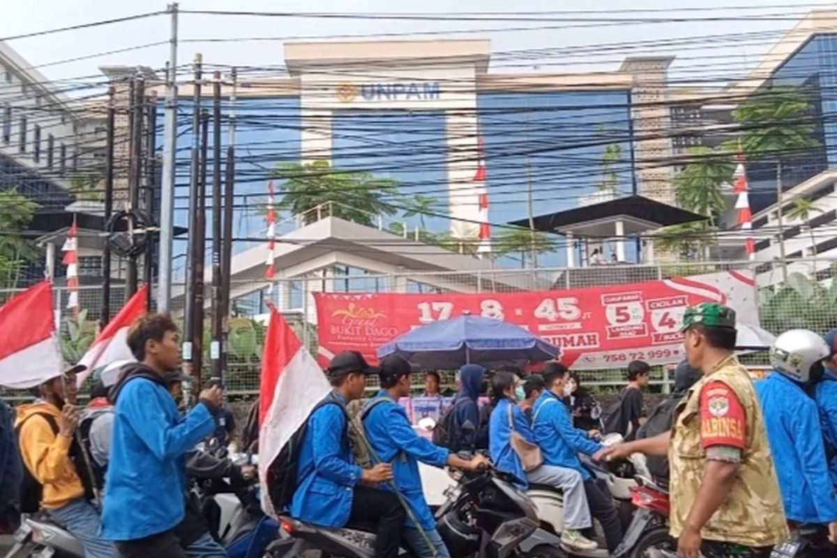 Sebanyak 400 personel gabungan dari Polisi dan TNI disiagakan di lima titik kumpul untuk mengamankan massa mahasiswa yang akan demo terkait kenaikan BBM ke Patung Kuda, Jakarta Pusat, Selasa (13/9/2022).