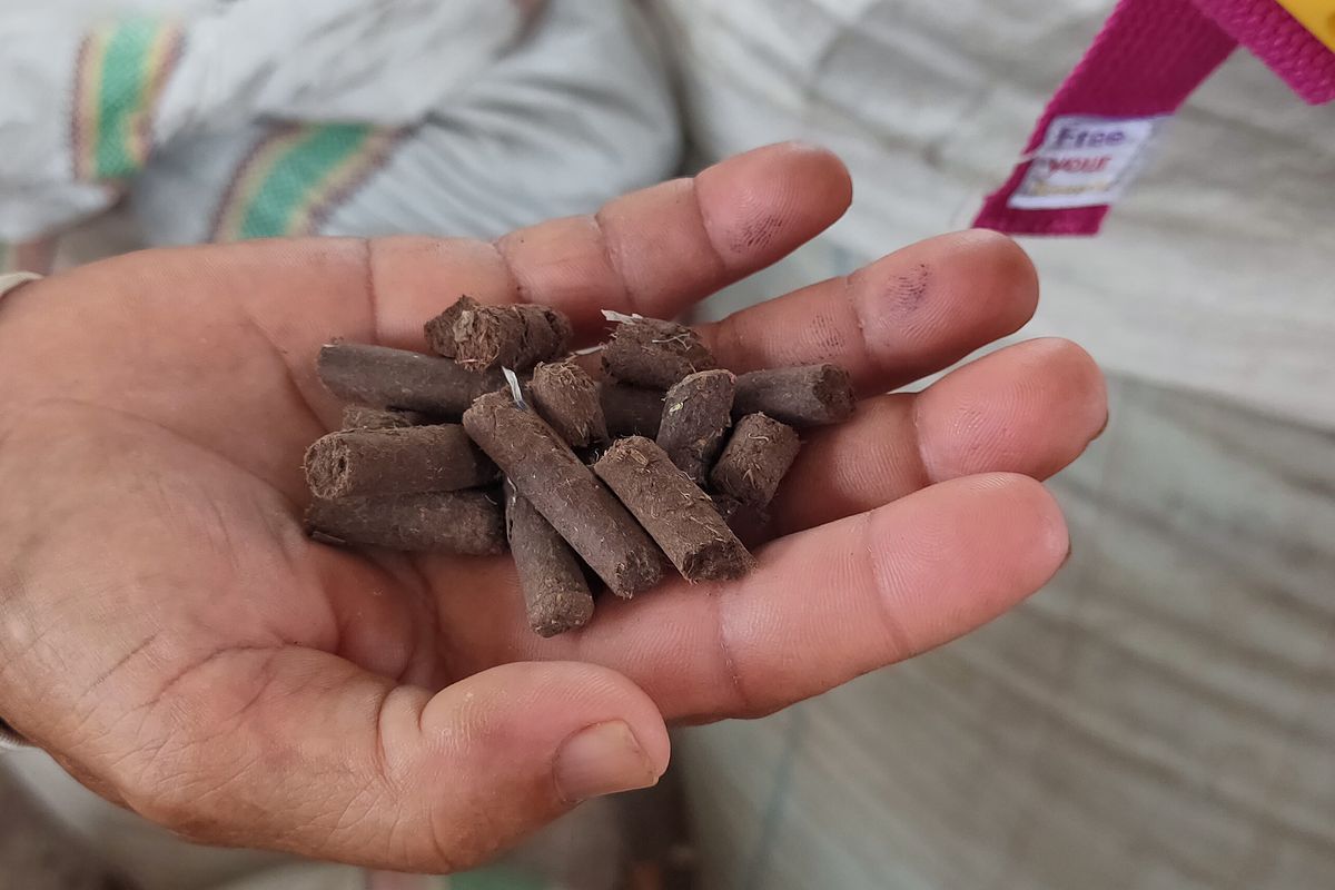 Jumputan padat hasil pengolahan limbah di Tempat Pengolahan Akhir Sampah (TPAS) Manggar, Balikpapan, Kalimantan Timur, yang dipakai untuk mengurangi konsumsi batu bata di Pembangkit Listrik Tenaga Uap Teluk Balikpapan.