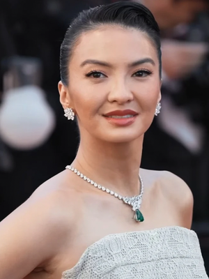 Penampilan Raline Shah di Cannes 2026 curi perhatian lewat gaun putih elegan, makeup klasik, dan berlian mewah Chopard.