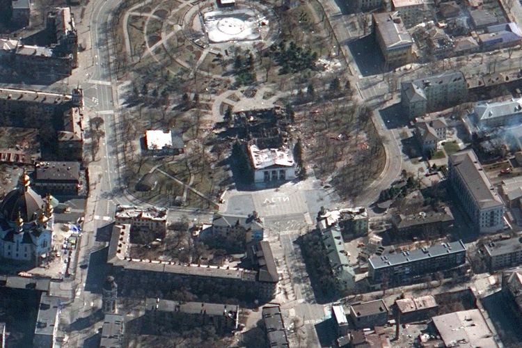 Citra satelit yang disediakan oleh Maxar Technologies pada hari Sabtu, 19 Maret 2022 menunjukkan akibat dari serangan udara di teater Mariupol Drama, Ukraina, dan area di sekitarnya. 
