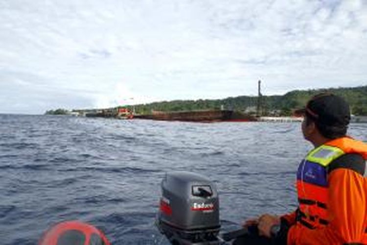 Tim BASARMAS Manado sedang melakukan pencarian korban anak buah kapal tangker yang hilang setelah kapal tersebut meledak, terbakar dan tenggelam.