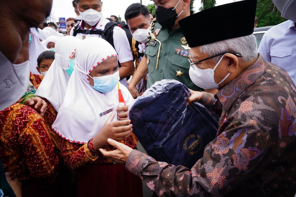 Wakil Presiden Ma'ruf Amin membagikan tas dan perlengkapan sekolah kepada murid SDN 1 Syamsudin Noor, Banjarbaru, Kalimantan Selatan, Jumat (27/1/2023). 