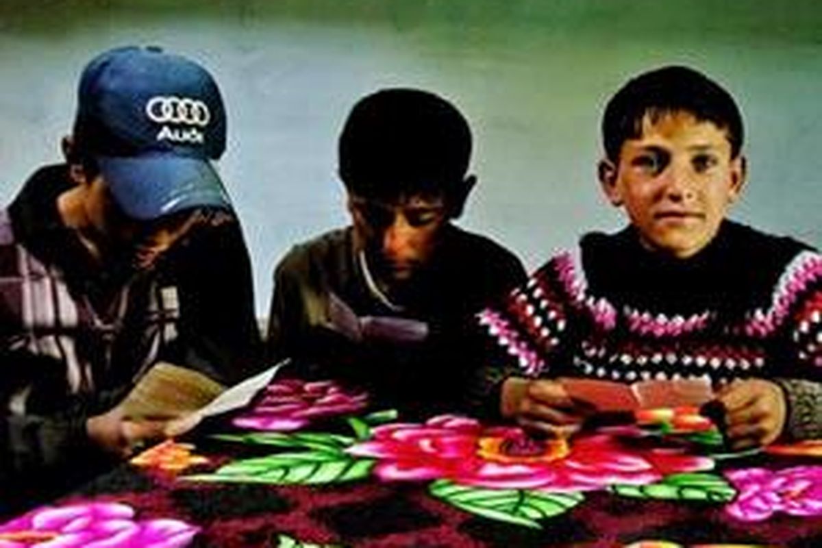 Bocah-bocah Ishkashim belajar di rumah mereka yang tradisional.