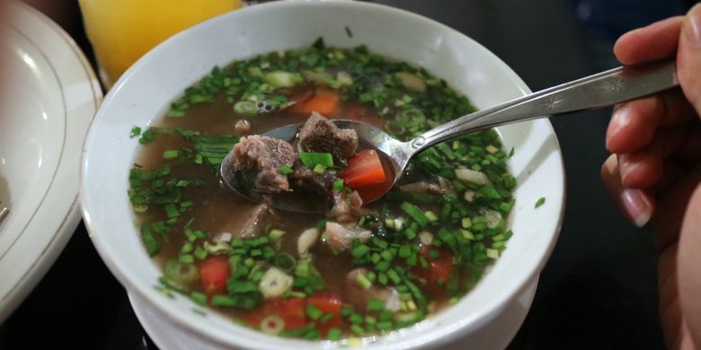 Berbeda dengan empal gentong, hidangan ini disebut empal asem, yang juga merupakan kuliner khas Cirebon, di Sate Kambing Muda Haji Apud.