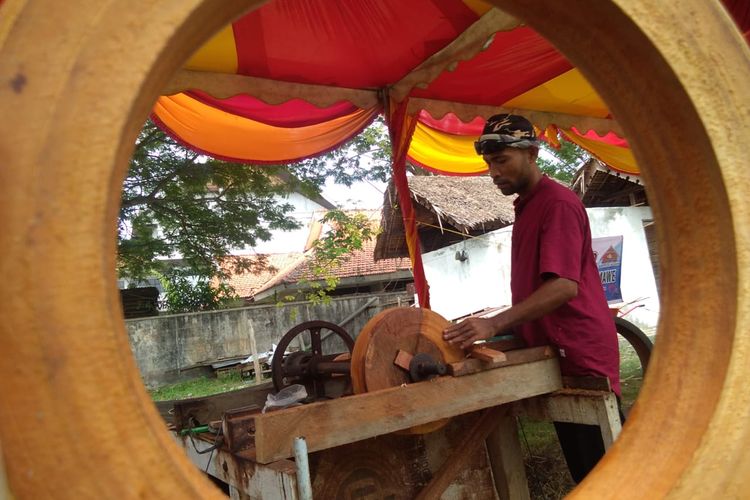 Junaidi Hasballah, memperlihatkan rapai di Kompleks Museum Lhokseumawe, Aceh, Minggu (20/10/2019)