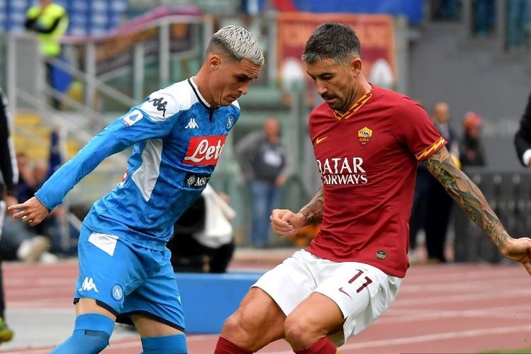 Jose Callejon berduel dengan Aleksandar Kolarov pada pertandingan AS Roma vs Napoli dalam lanjutan Liga Italia di Stadion Olimpico, 2 November 2019. 