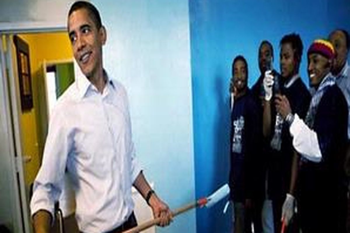 Presiden AS terpilih Barack Obama menyempatkan diri mengecat tembok di Sasha Bruce House, sebuah penampungan bagi remaja tuna wisma di Washington, DC, 19 Januari 2009. Obama singgah di Sasha Bruce House untuk mempromosikan programnya Day Of Service 