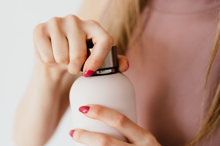 Membuka tutup botol terlihat seperti kemampuan sederhana padahal melibatkan kekuatan otot yang signifikan