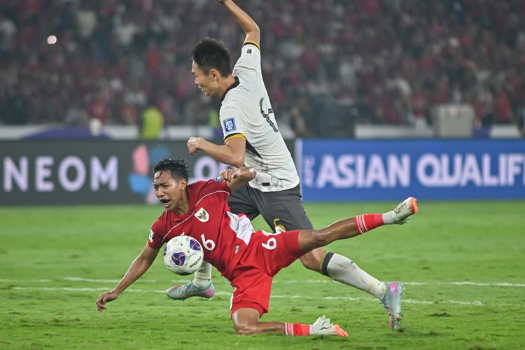 Pemain menyerang Timnas Indonesia Beckham Putra dijatuhkan Wang Shangyuan pada pertandingan lanjutan Kualifikasi Piala Dunia 2026 antara Indonesia vs China yang berakhir dengan skor 1-0, Kamis (5/6/2025) di Stadion Utama Gelora Bung Karno, Senayan, Jakarta. 