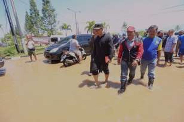Wali Kota Bandung saat meninjau kondisi banjir di kawasan Gedebage, Kota Bandung, beberapa waktu lalu.