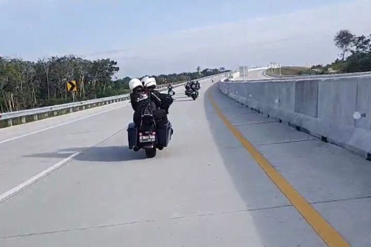 Foto rombongan moge lewat tol Pekanbaru-Bangkinang yang beredar di media sosial, Minggu (3/7/2022).