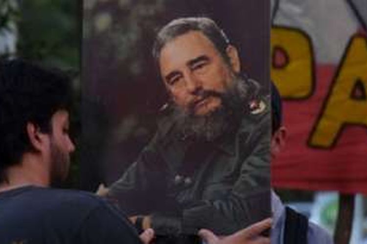 Seorang pendukung partai Komunis di Paraguay, memegang foto Fidel Castro sebagai tanda berkabung.
