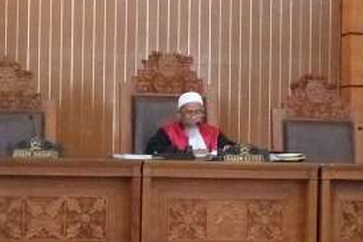 Hakim tunggal Sutiyono saat membacakan putusan permohonan praperadilan yang diajukan oleh Buni Yani di ruang sidang utama Pengadilan Negeri Jakarta Selatan, Rabu (21/12/2016).