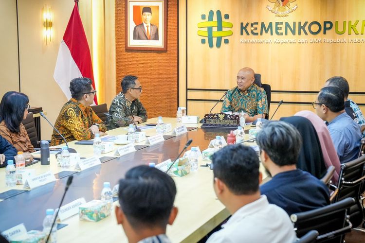 Kementerian Koperasi dan UKM (KemenKopUKM) dan PT Pos Indonesia (Persero) mempererat kolaborasi dalam rangka mendukung penguatan dan pengembangan UMKM. Menteri Koperasi dan UKM (MenKopUKM) Teten Masduki mengatakan, penguatan kerja sama akan dilakukan melalui optimalisasi aset yang dimiliki PT Pos Indonesia yang tersebar di berbagai wilayah di Indonesia.