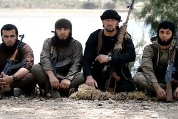 Mantan komandan pasukan khusus Tajikistan, Gulmurod Khalimov (pakaian hitam) muncul dalam sebuah video yang menyatakan dirinya kini telah bergabung dengan ISIS di Suriah.