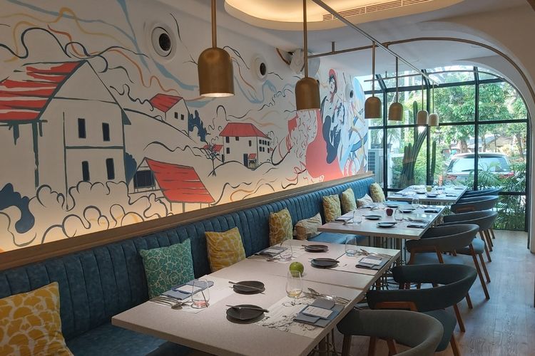 Interior yang dilengkapi oleh mural dan pencahayaan yang baik di Restoran Txoko Jakarta.