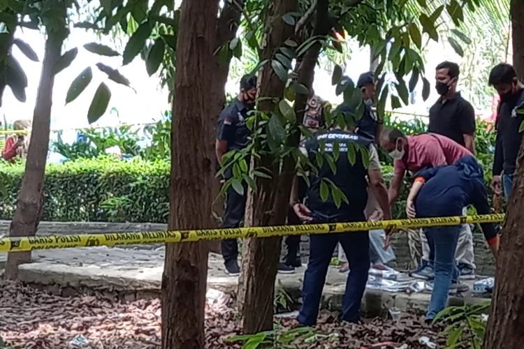 Petugas Polres Metro Bekasi Kota mengevakuasi jasad yang ditemukan di Taman hutan kota bekasi, Rabu (27/10/2021).