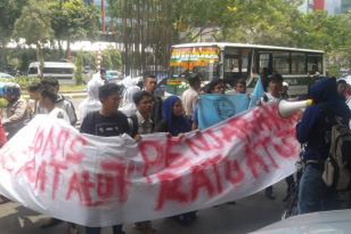 Himpunan Mahasiswa Banten (HMB) Jakarta, berunjuk rasa di depan Pengadilan Tindak Pidana Korupsi, Senin (1/9/2014).