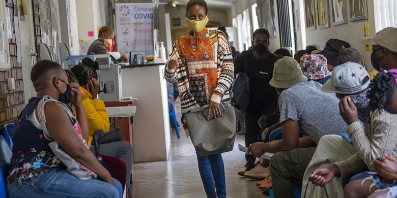 Relawan menunggu untuk diperiksa di fasilitas uji coba vaksin yang ditetapkan di Rumah Sakit Chris Sani Baragwanath di Soweto di luar Johannesburg, Afrika Selatan, Senin 30 November 2020. Lebih dari 2000 relawan Afrika Selatan mengikuti uji coba vaksin virus corona eksperimental AstraZeneca.