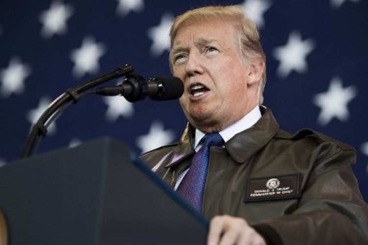 Presiden AS Donald Trump berpidato setibanya di bandara Yokota, Tokyo, Jepang, Minggu (5/11/2017).