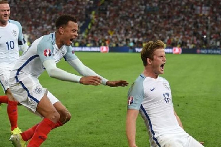 Eric Dier merayakan gol Inggris ke gawang Rusia bersama Wayne Rooney dan Dele Alli pada laga yang dilangsungkan di Stade Velodrome, Sabtu (11/6/2016).