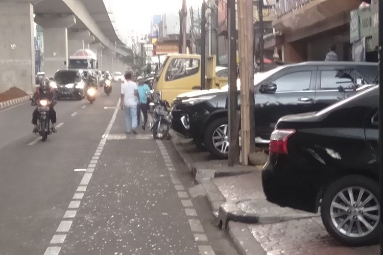 Kondisi trotoar di sepanjang Jalan RS Fatmawati, Jakarta Selatan, Sabtu (2/11/2019)