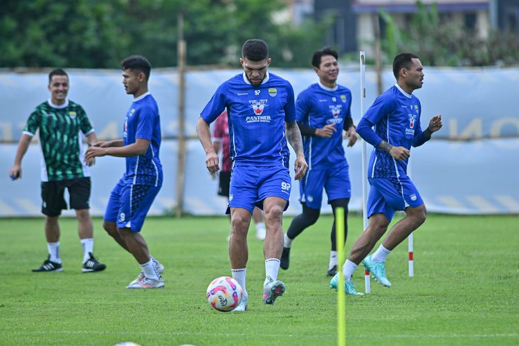 Latihan perdana Rosembergne da Silva alias Berguinho bersama Persib Bandung dalam masa pramusim Liga 1 2025-2026, Senin (30/6/2025) di lapangan pendamping Stadion Gelora Bandung Lautan Api (GBLA). 